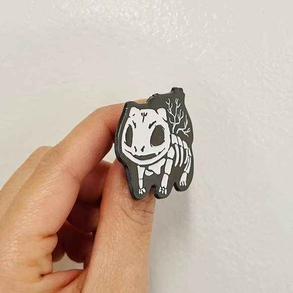 Bulbasaur skeleton pin - Picture 3 of 4